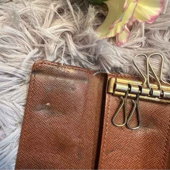 🌹 REPOSH • Vintage Louis Vuitton Dark Brown Signature Monogram Key Holder - Picture 12 of 16